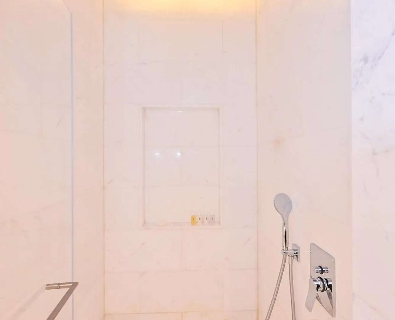Stylish 1-Br Retreat With Sweeping Views In Palm Tower Apartment Dubai