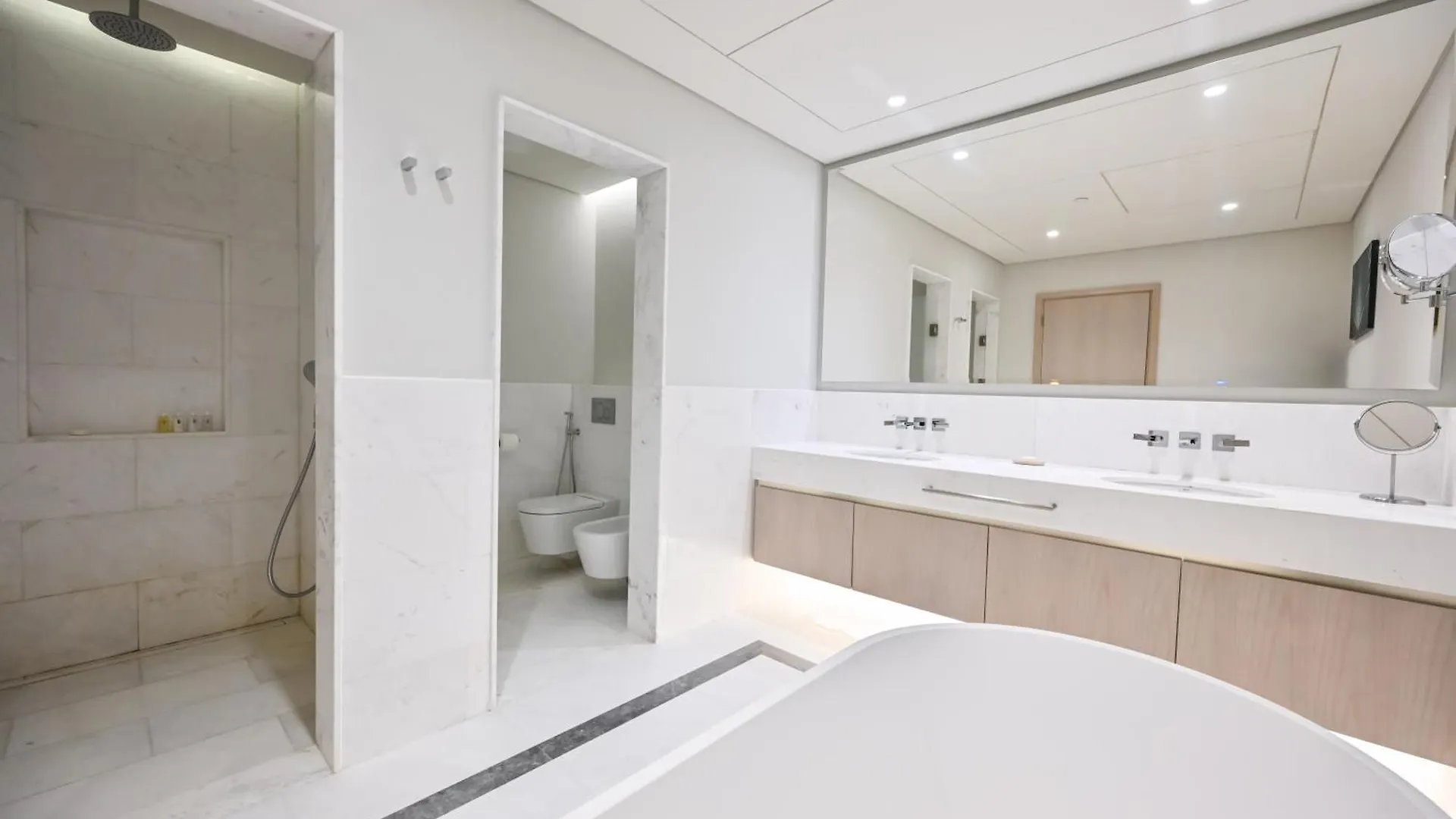 Stylish 1-Br Retreat With Sweeping Views In Palm Tower Apartment Dubai