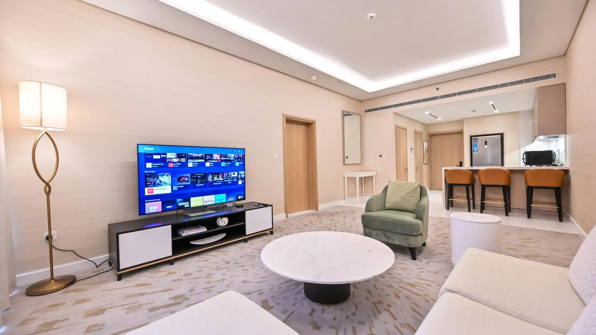 Stylish 1-Br Retreat With Sweeping Views In Palm Tower Apartment Dubai