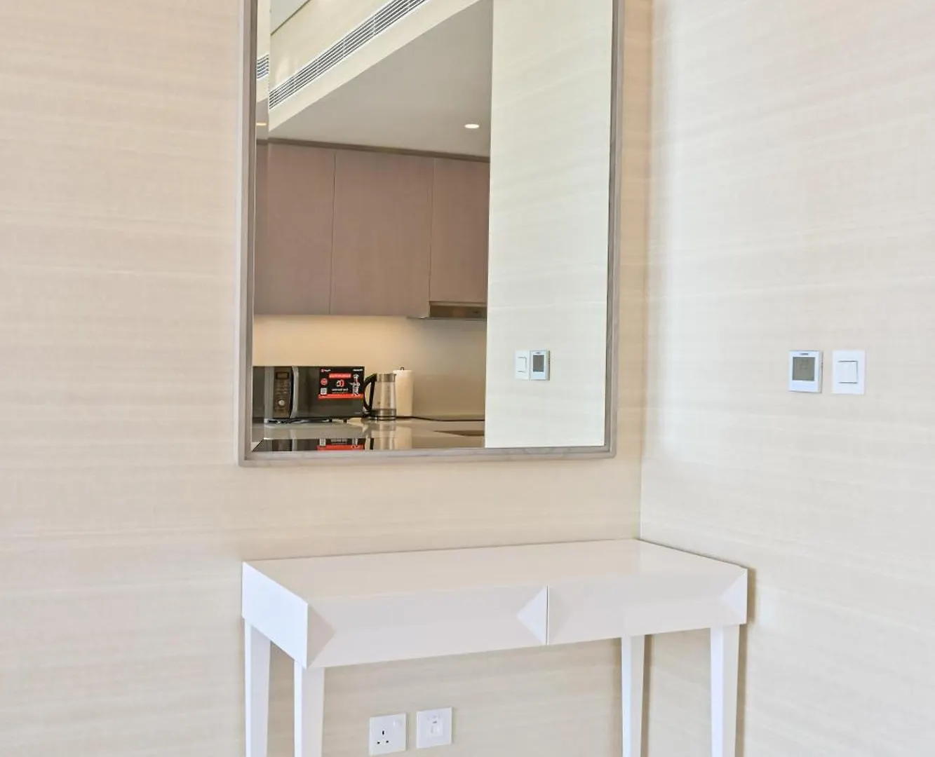 Stylish 1-Br Retreat With Sweeping Views In Palm Tower Apartment Dubai