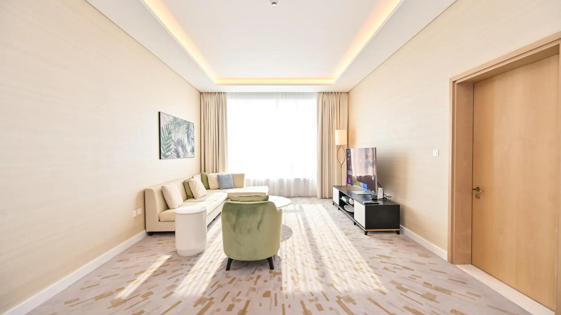 Stylish 1-Br Retreat With Sweeping Views In Palm Tower Apartment Dubai