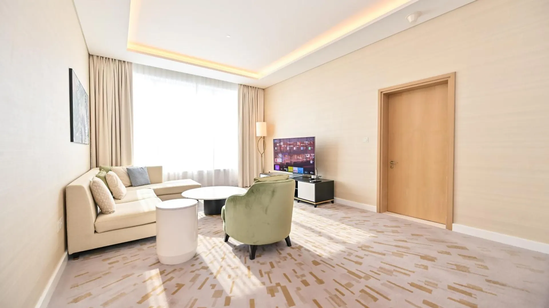 Stylish 1-Br Retreat With Sweeping Views In Palm Tower Apartment Dubai