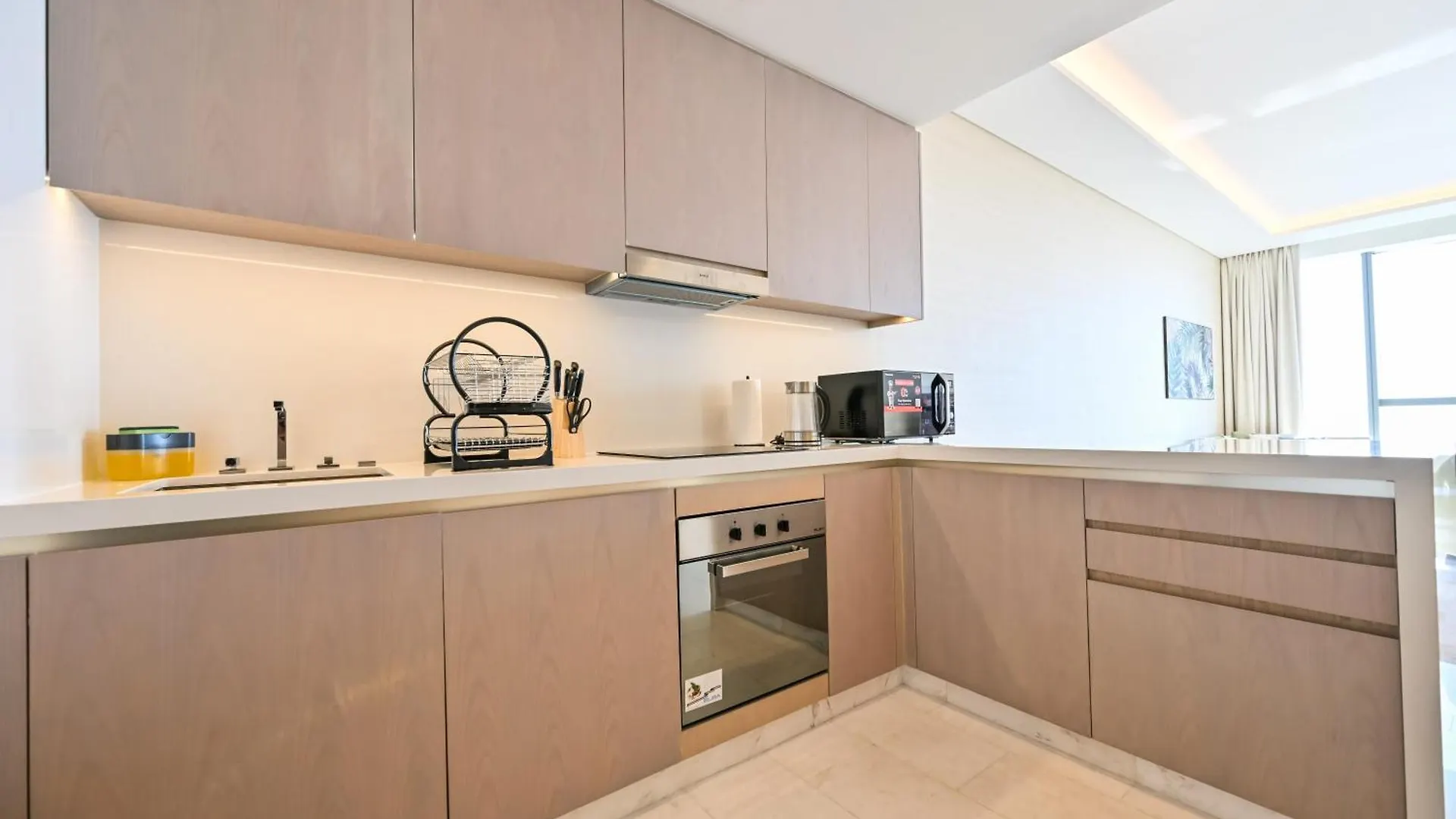 Stylish 1-Br Retreat With Sweeping Views In Palm Tower Apartment Dubai
