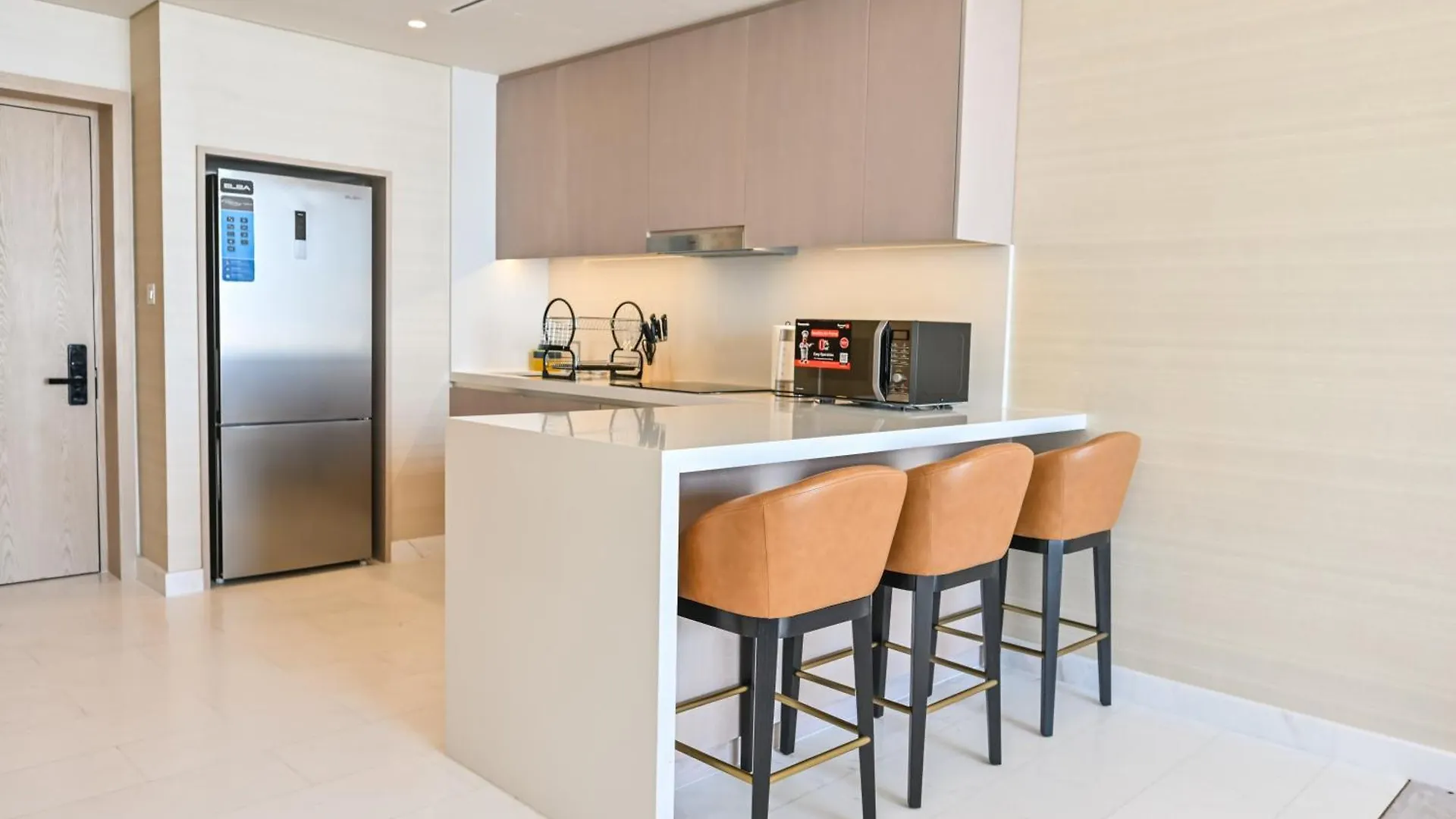 Stylish 1-Br Retreat With Sweeping Views In Palm Tower Apartment Dubai