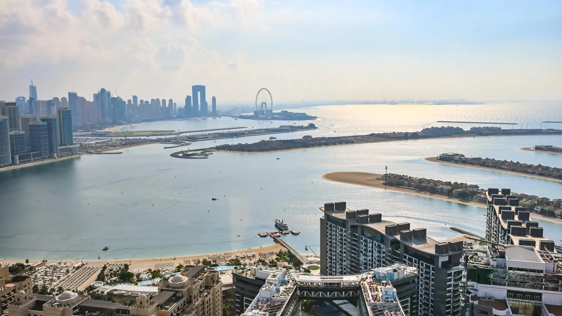 Stylish 1-Br Retreat With Sweeping Views In Palm Tower Apartment Dubai
