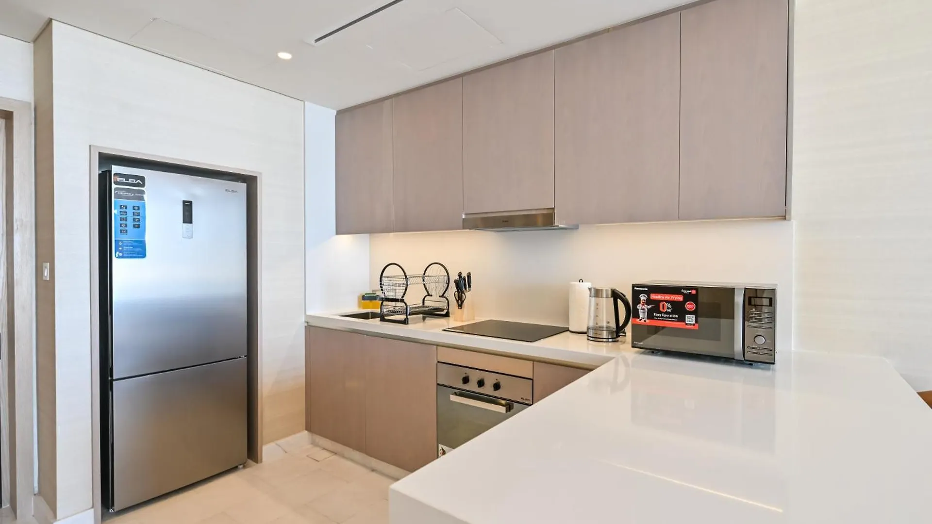 Stylish 1-Br Retreat With Sweeping Views In Palm Tower Apartment Dubai