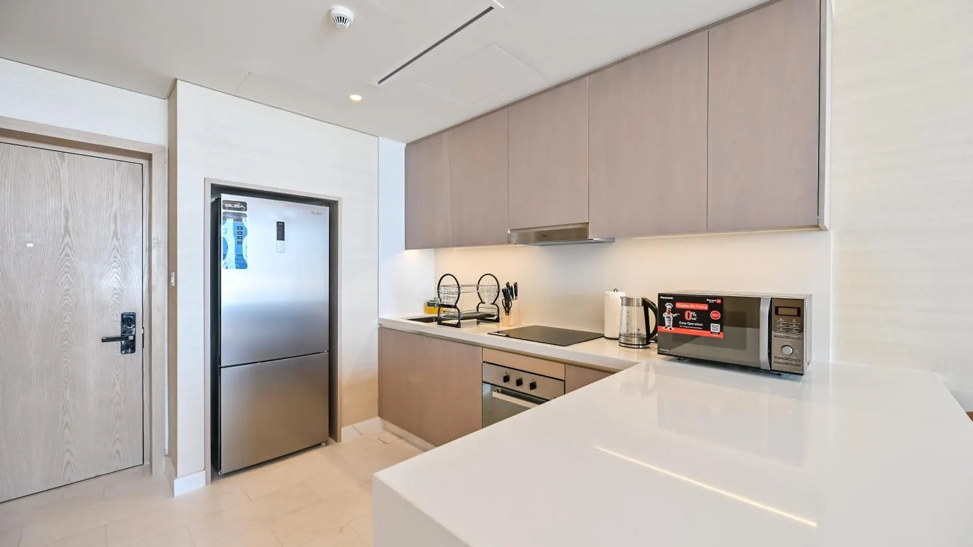 Stylish 1-Br Retreat With Sweeping Views In Palm Tower Apartment Dubai 0*,