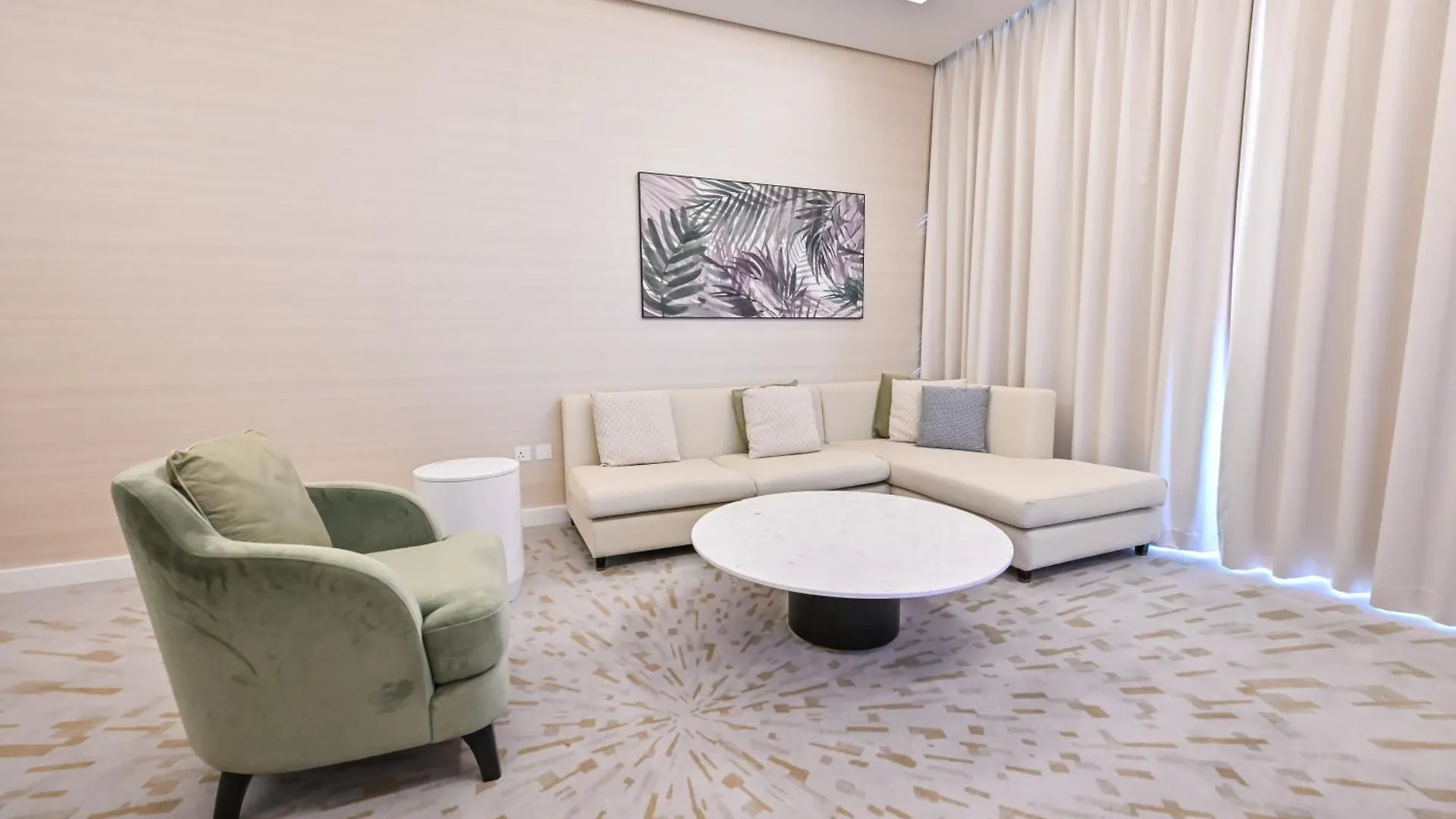 Stylish 1-Br Retreat With Sweeping Views In Palm Tower Apartment Dubai
