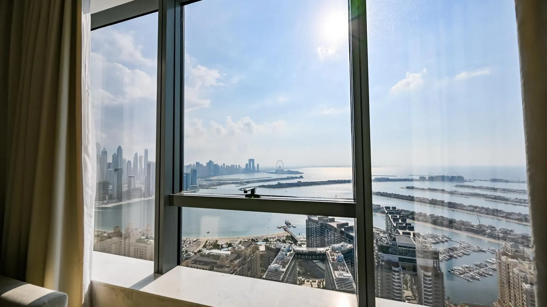Stylish 1-Br Retreat With Sweeping Views In Palm Tower Apartment Dubai