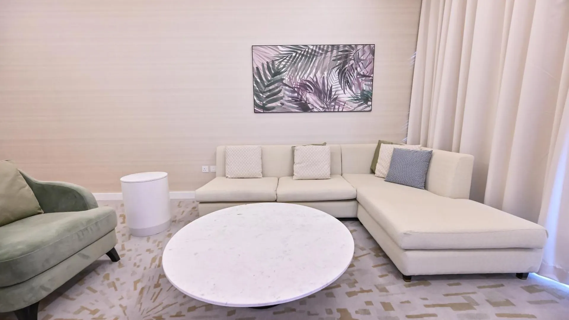 Appartamento Stylish 1-Br Retreat With Sweeping Views In Palm Tower Dubai